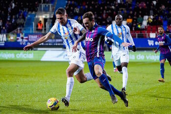 Bautista pelea con un rival por entrar en el área.