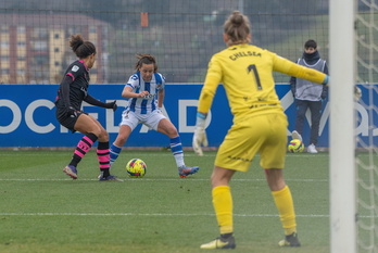 Amaiur, que ha marcado el primero, encara a Ana Carol para entrar en el área.