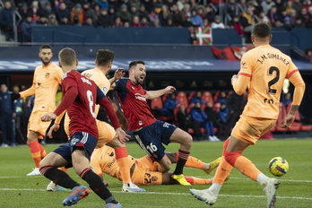 Moi Gómez, trabado en un lance que Alberola no ha señalado como falta, ha dispuesto de la mejor ocasión rojilla.