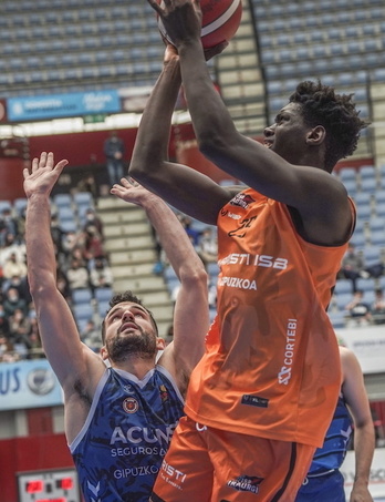 Sidy Cissoko, en el derbi de Illunbe de la Liga LEB Oro la pasada campaña.