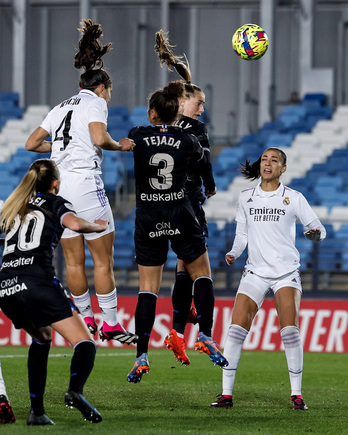 El cabezazo de Rocío se dirige a portería para convertirse en el primer gol local.