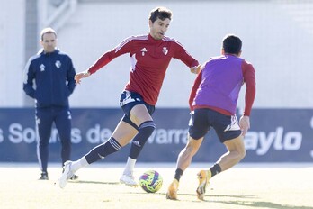 Arrasate observa el último entrenamiento de los suyos antes del duelo frente al Espanyol.