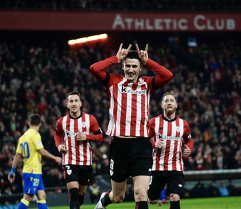 Sancet, el gran protagonista del primer tiempo, celebra uno de sus goles.