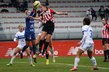 Noelia Ramos, una de las artífices del triunfo canario, se hace con un balón que intenta rematar Yulema.
