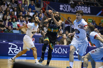 Adam Smith se ha echado a la espalda el juego de Bilbao Basket, pero sin éxito.