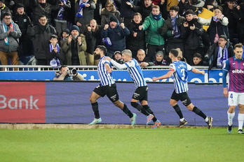 Asier Villalibre celebra uno de los dos goles que ha marcado en su estreno como albiazul. 