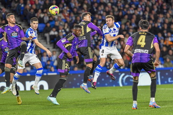 Illarramendi pugna por un balón con Óscar Plano.