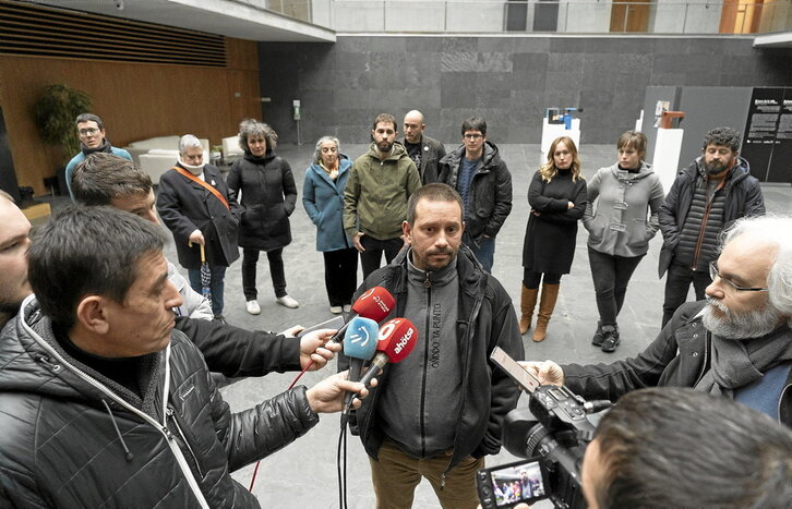 Nafarroako Torturatuen Sareko kide Jorge Txokarro, Parlamentuan kazetariei adierazpenak egiten.
