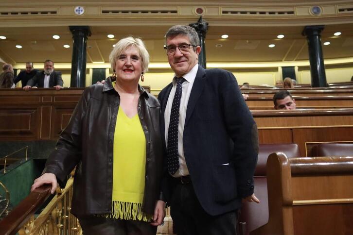 María Luisa Garcia aulkia hartu berritan, Patxi Lopez, PSOEren Kongresuko eledunarekin.