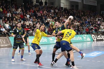 La defensa del Bidasoa intenta frenar el ataque rival.