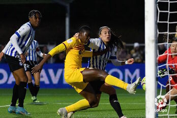 El balón se cuela sin que Sáez, Oshoala y Jana lleguen a tocarlo, para convertirse en el 0-2.