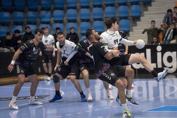 La defensa del Sinfín trata de frenar el ataque de Anaitasuna.