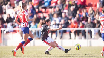 Peke remata el balón en una de las escasas ocasiones del Athletic.