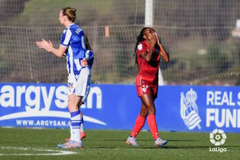 Payne celebra su segundo gol mientras Franssi anima a sus compañeras.