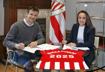 Jon Uriarte presidenteak eta Nerea Nevadok kontratuaren luzapena sinatu dute Ibaiganen.