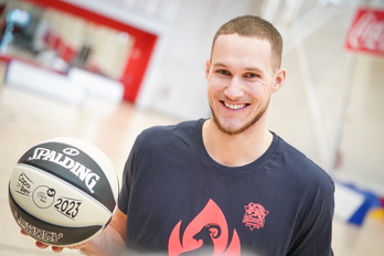 Tadas Sedekerskis, irribarretsu eta ilusioz gainezka.