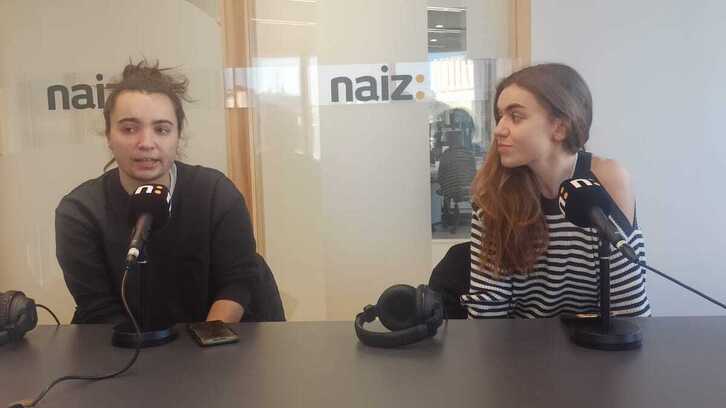 Elene Lopetegi eta Naia Kortabarria Euskal Herriko mugimendu feministako kideak