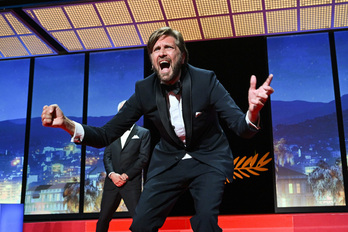 Ruben Östlund celebrando su segunda Palma de Oro en Cannes.
