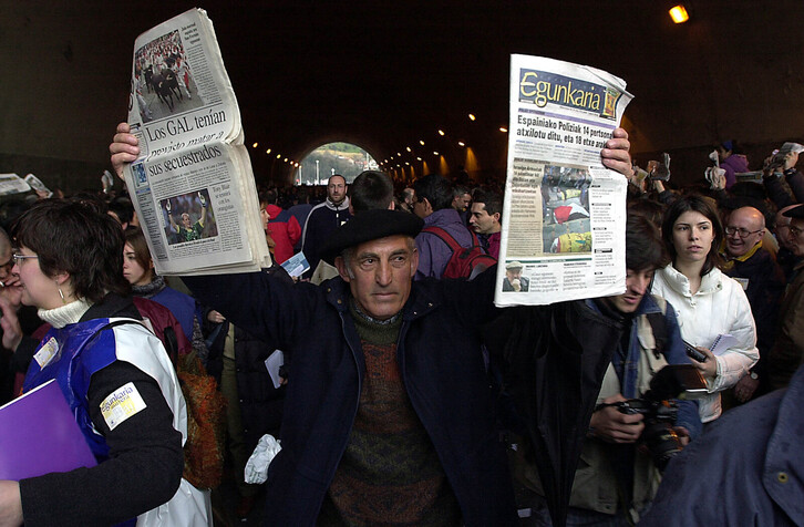 Gizon bat, ‘Egin’ eta ‘Egunkaria’-ko aleak eskutan eramaten, Donostiako manifestazioan.