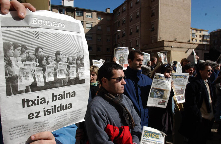 Protesta kontzentrazioa Iruñean,'Euskaldunon Egunkaria' itxi eta biharamunean.