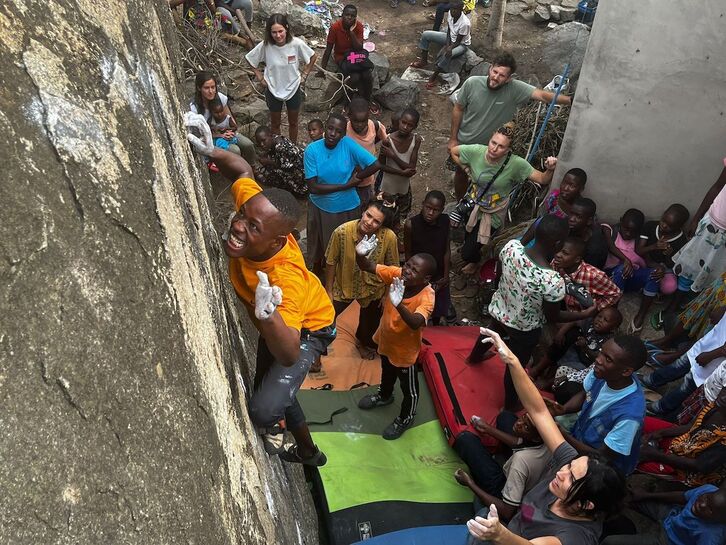 Climbing For a Reason-eko Tanzaniako proiektuan hartu du parte Itziar Zabala eskalatzaileak.