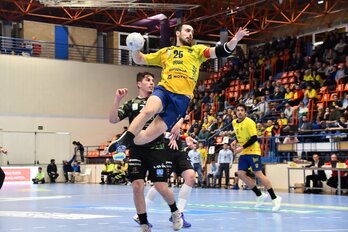 Jon Azkue ha sido el máximo goleador del Bidasoa con cinco goles.