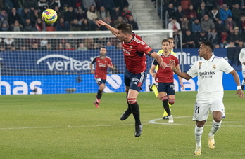 David García despeja un balón ante Rodrygo.