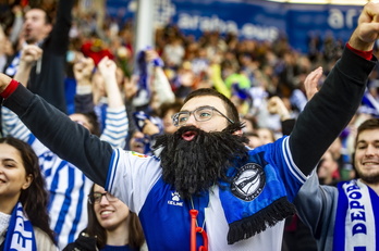 Un aficionado del Alavés disfrazado de Villalibre.