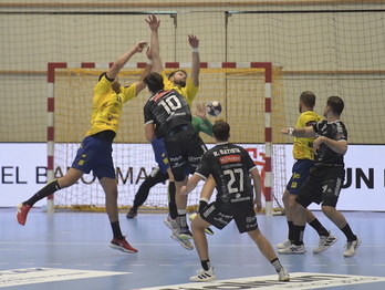 La defensa del Bidasoa intenta frenar a los rivales en un partido europeo anterior.