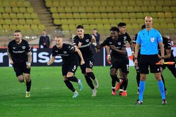Di María y Fagioli celebran uno de los tres goles del argentino para la Juventus en Nantes.