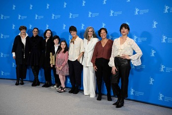 Lara Izagirre, zuriz jantzita, Esti Urrosolaren ondoan, Berlinaleko photocall-ean. Pozarren daude jasotako erantzunarekin.