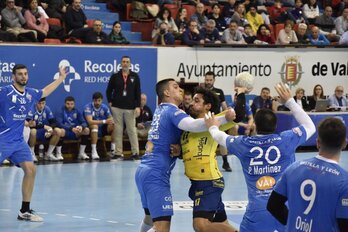 Rodrigo Salinas intenta penetrar ante la defensa del Valladolid.