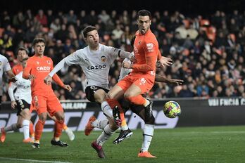 Mikel Merino volvió al once en Valencia sin estar cerca de su mejor nivel.
