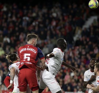 Momento en el que David García se dispone a cabecer a la red del Sevilla.