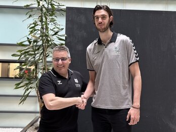 Rafa Pueyo y Georgios Tsalmpouris en la presentación del pívot heleno.