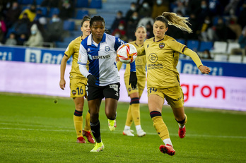 Ohale eta Viola Calligaris baloiaren atzetik, Mendizorrotzan jokaturiko azken partidan. 