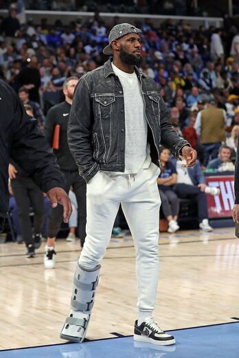 LeBron James, con el pie derecho inmovilizado por lesión.