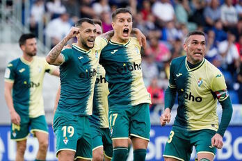Stoichkov, Corpas y Arbilla celebran el gol de jienense.