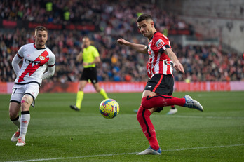 Guruzeta ha dispuesto de las mejores ocasiones rojiblancas en la primera mitad.