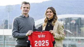 Bibiane Schulze posa con el presidente del Athletic Jon Uriarte.
