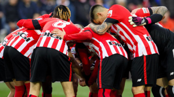 Los jugadores del Athletic antes de empezar el partido en Vallecas.