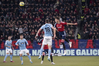 Pugna por la pelota entre Torró y Larsen.