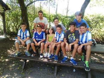 Imanol Schiavella, el primero por la izquierda de la fila superior, con su familia realista.