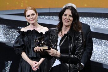 Laura Poitras con el León de Oro ganado en la Mostra de Venecia.