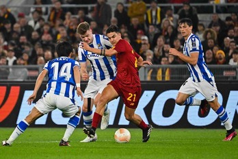 Sorloth y Kubo tratan de robar el esférico al argentino Dybala. 