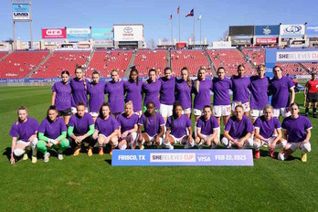 La selección canadiense, con el mensaje «Enough us enough», posan antes de un amistoso con Japón en la última She Believes Cup.