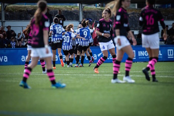 Las albiazules celebran el gol de Camila, que empataba el marcador justo antes del descanso.