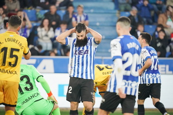Asier Villalibre se lamenta de una ocasión perdida ante el Lugo.
