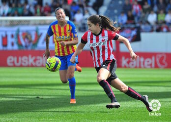 Clara Pinedo se lleva el balón ante la capitana visitante Marta Carro.