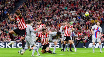 Gil Manzano anuló el gol de Iñaki Williams por una mano de Muniain.